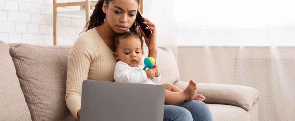 Eine Frau die Karriere macht und ein Baby hat